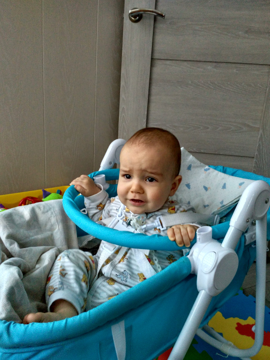 Мишина качалка, которую мы использовали для сна аж до года. Он сопротивлялся.