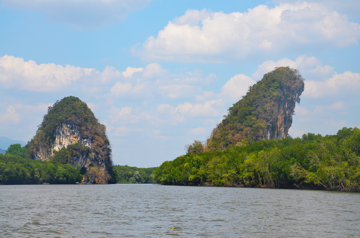 У подножия правой скалы находится пещера Khao Khanab Nam. Фото автора.