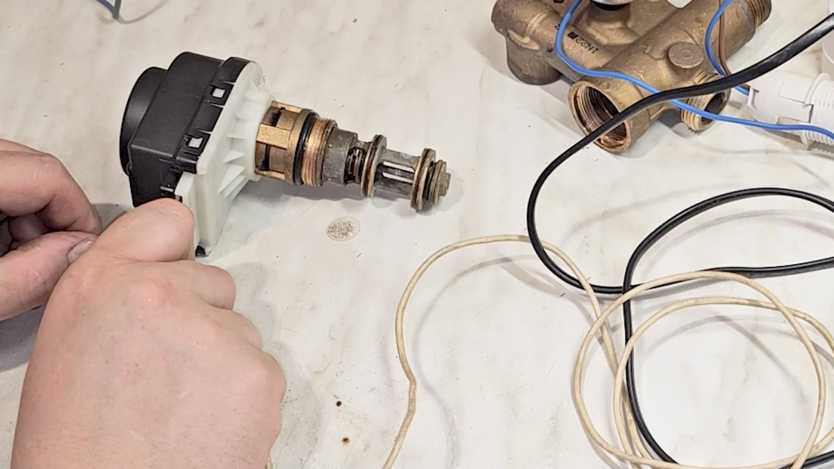 На картинке работа и диагностика 3х ходового на 220В через лампочку!