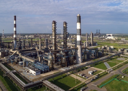    Украина вновь совершила атаку БПЛА по регионам России. В Уфе загорелся нефтеперерабатывающий завод