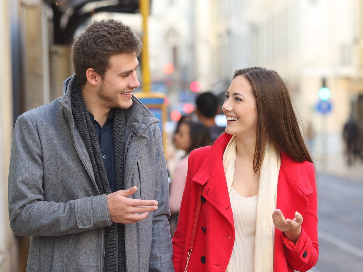 Когда она ведёт себя холодно и отстранённо