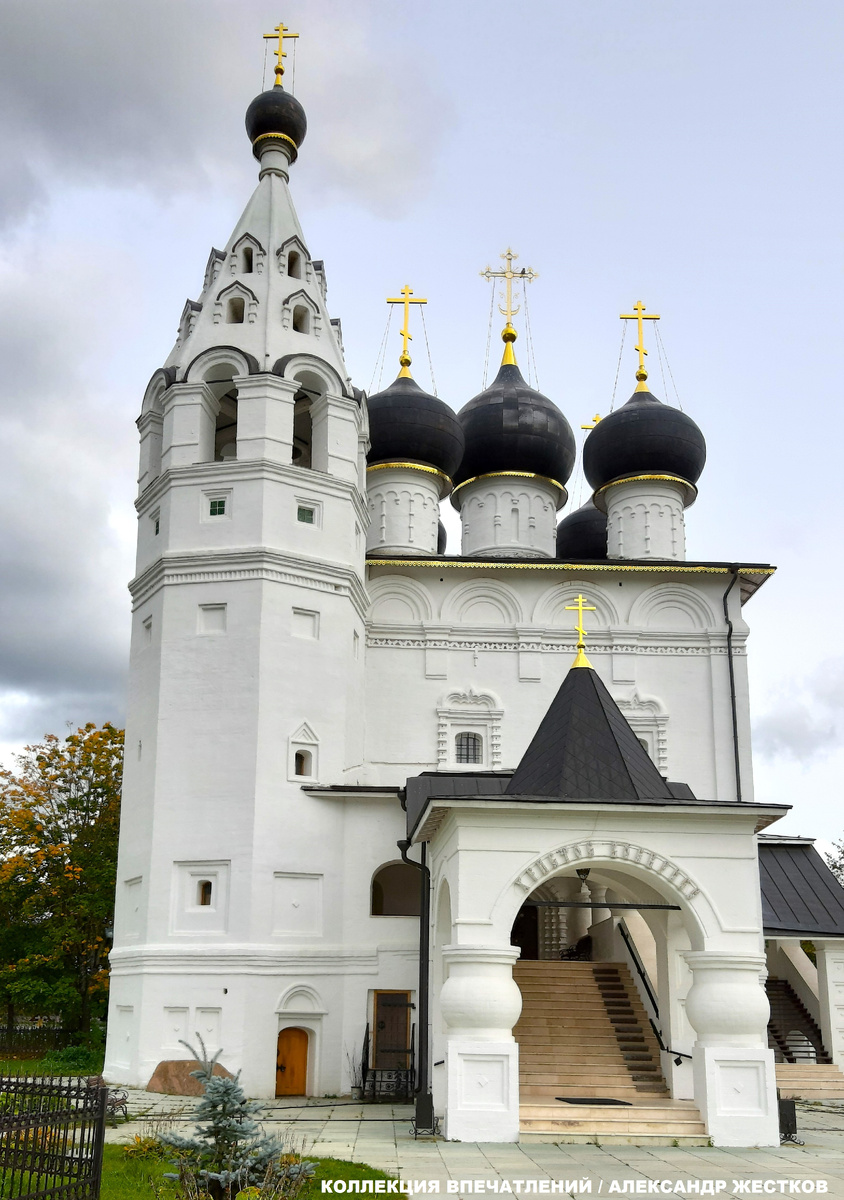 Входо-Иерусалимский храм (1677-1679)с необычной колокольней. Фото автора из альбома-путеводителя "Подмосковье круглый год. Коллекция впечатлений"