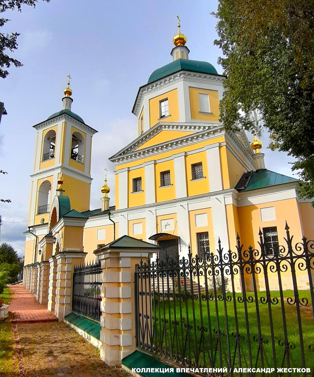 Церковь Елены и Константина в Верее (1797). Фото автора из альбома-путеводителя "Подмосковье круглый год. Коллекция впечатлений"