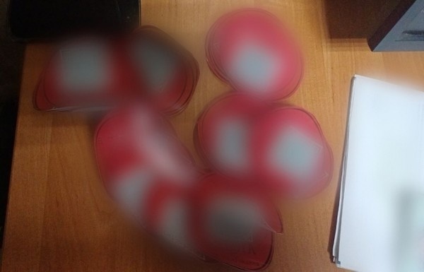 В отношении задержанных составлены административные материалы о мелком хулиганстве. Но полицейские продолжают проверку, пытаясь выяснить все обстоятельства запрещенной деятельности астраханок.У задержанных оказалось до 60 листовок. 
 В ходе патрулирования в Кировском районе сотрудники полка ППС остановили двух женщин 36 и 37 лет, которые активно занимались уличным расклеиванием листовок. Когда полицейские внимательнее ознакомились с печатной продукции, то оказались приглашения на работу… в сетевой магазин запрещенных веществ. Всего у расклейщиц изъяли 60 листовок.📷
