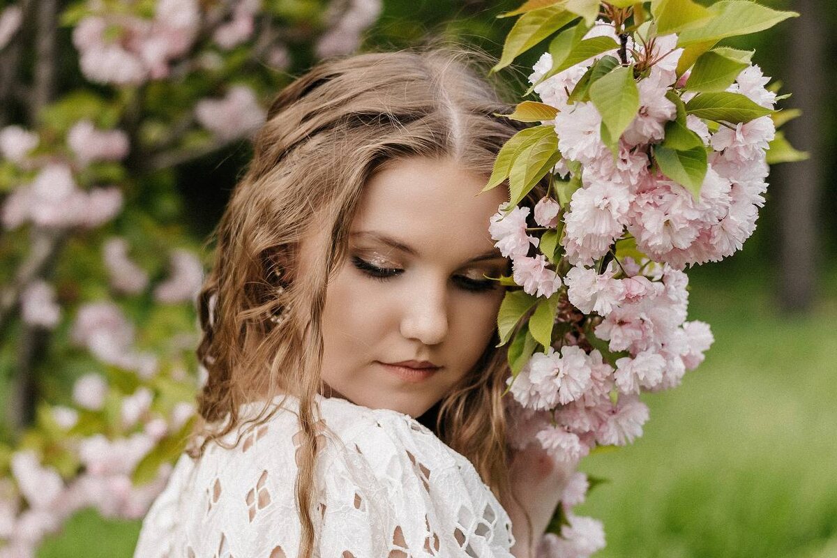 Девушка с сакурой // Туристический портал Республики Крым, Ксения Гасица