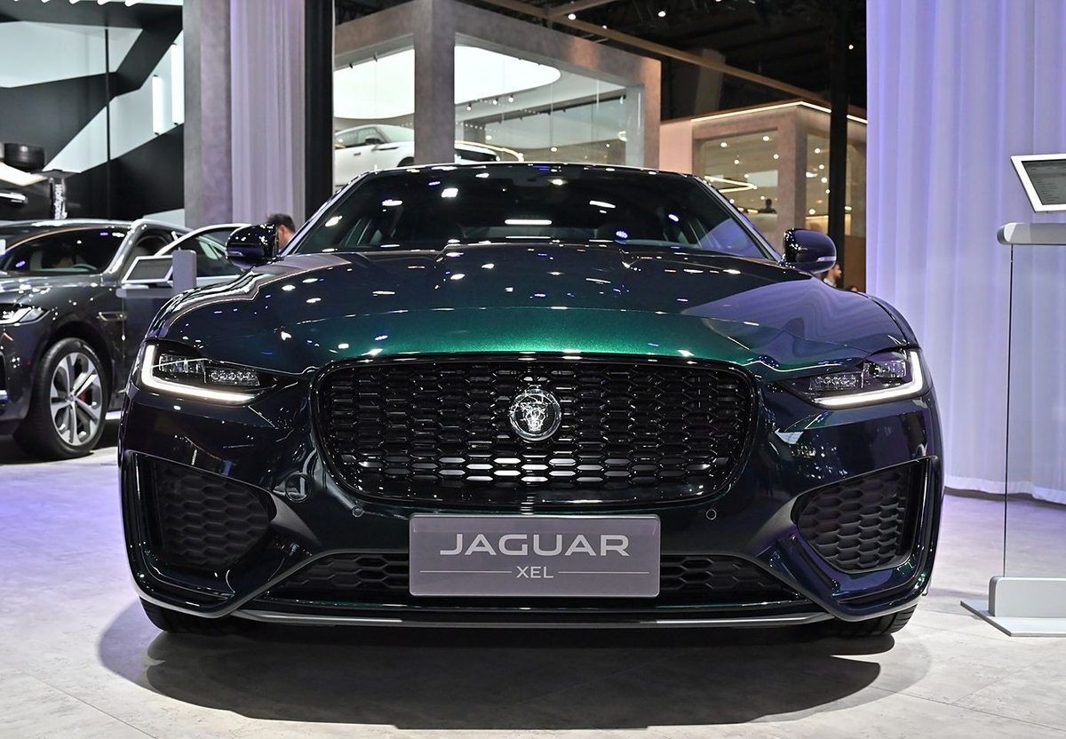 Новый Jaguar с мощным двигателем и 8-ступенчатым «автоматом» в Китае предлагают купить по цене от 2,3 млн рублей