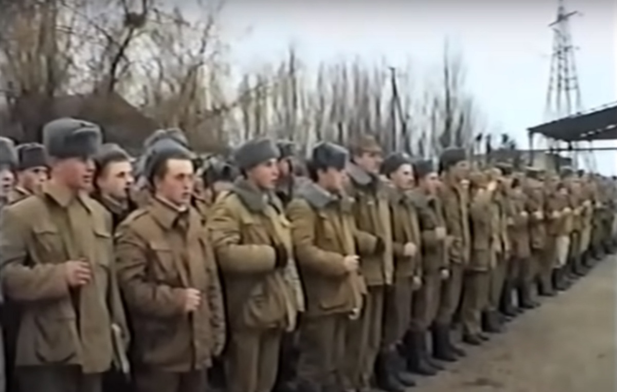 Бойцы 245-го полка перед отправкой в Чечню