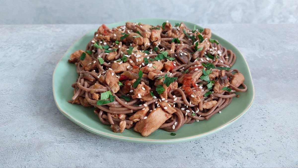 Гречневая лапша с курицей и овощами - фото автора