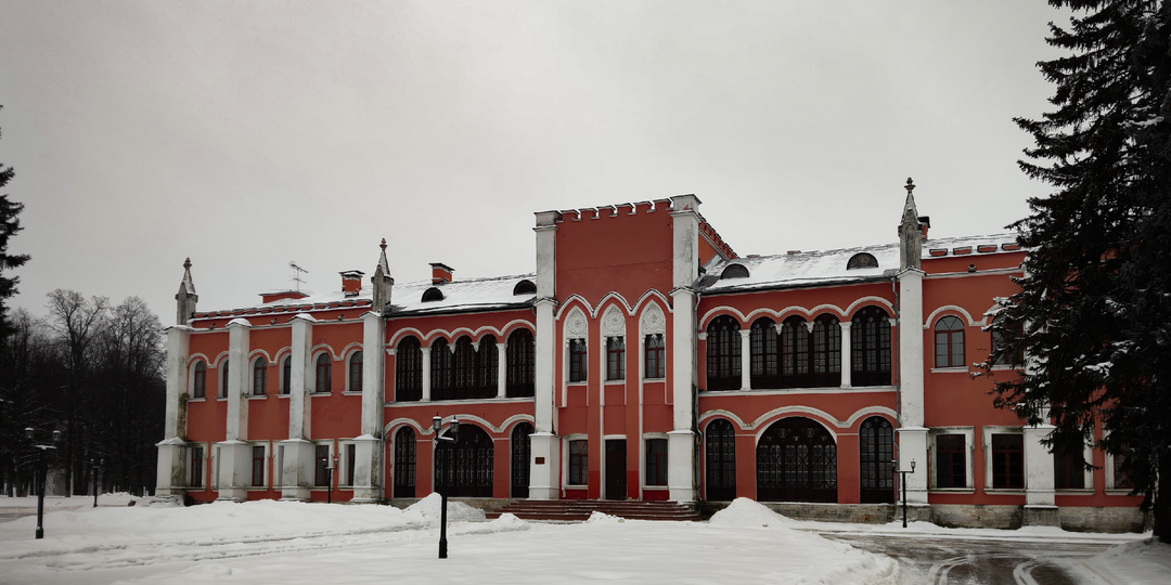 Хотел исследовать старинную усадьбу, но увидел такое, что сразу же ушёл