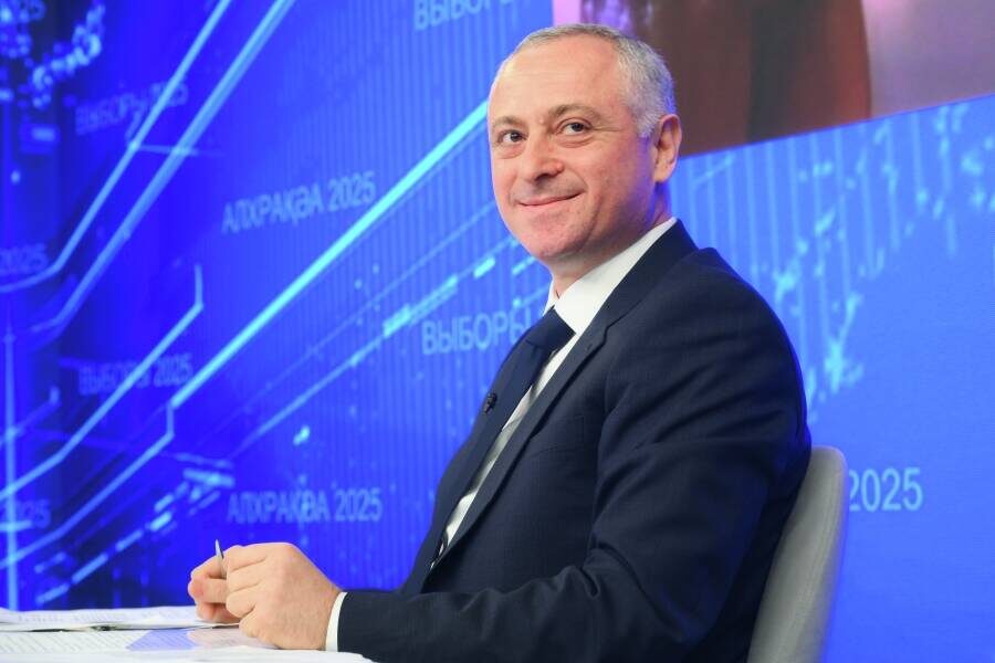 Бадра Гунба родился 14 августа 1981 года в Сухуме. С 19 ноября 2024 года по 2 марта 2025 года исполнял обязанности президента после отставки Аслана БжанииФото: © Илья Питалев / «Татар-информ»