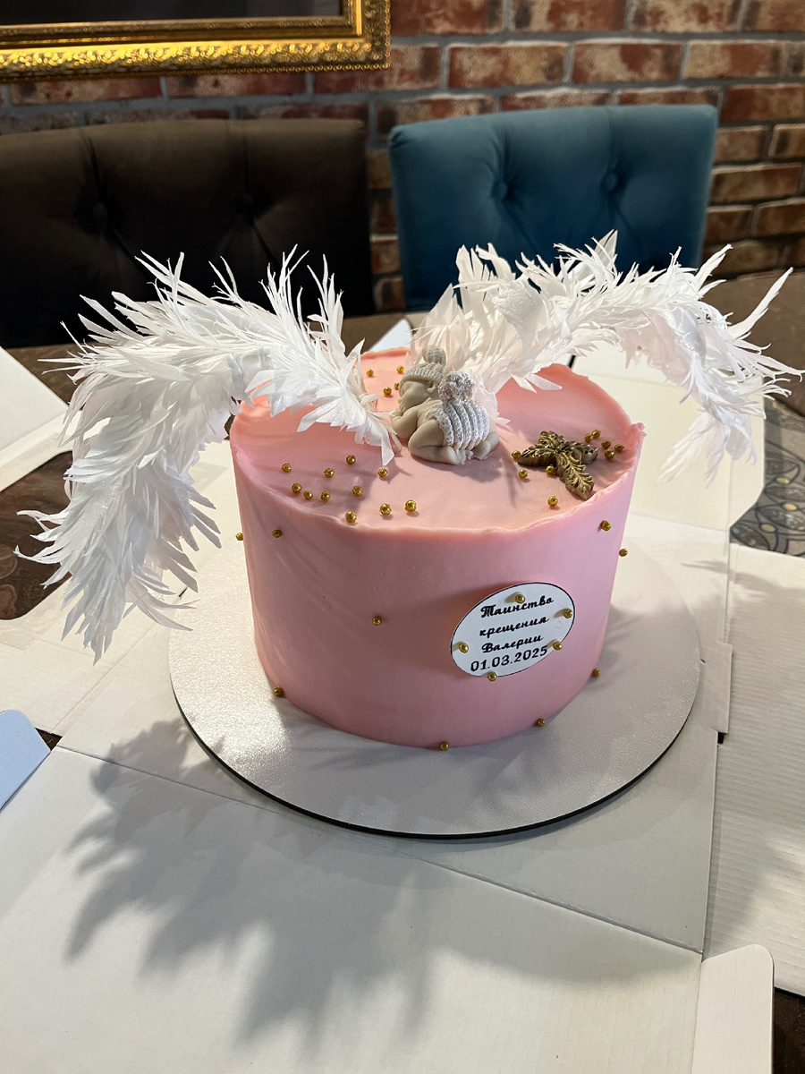 Фото автора. Тортик с начинкой милка, очень вкусный, даже я разрешила себе маленький кусочек попробовать, хоть там и шоколадный бисквит, реакции у дочи пока нет, думаю и не будет уже 3 дня прошло. 