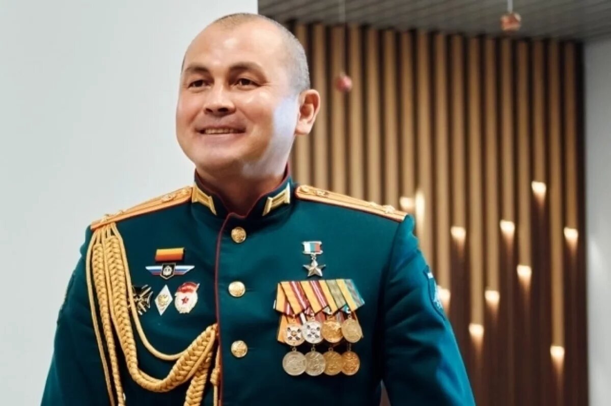    Александр Моор поздравил Героя России Рустама Сайфуллина с днем рождения