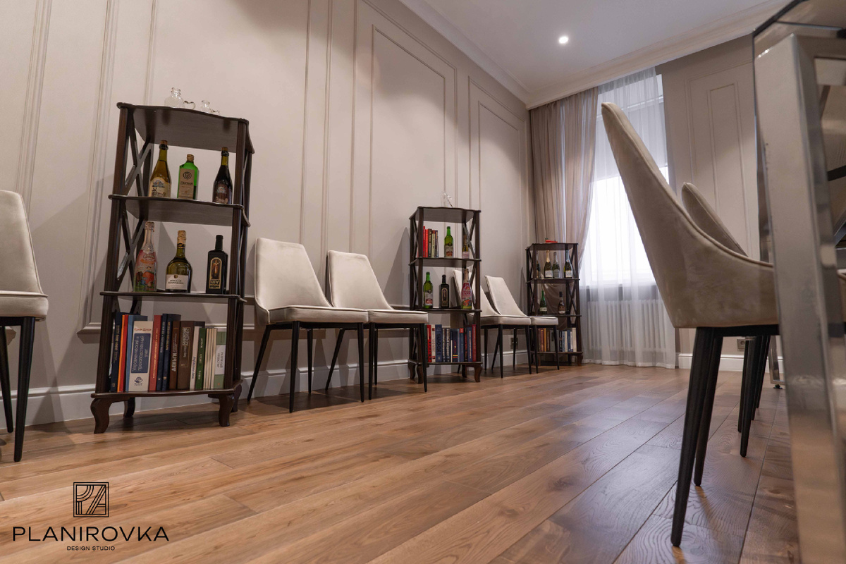 Переговорная. Вид на полки с декором