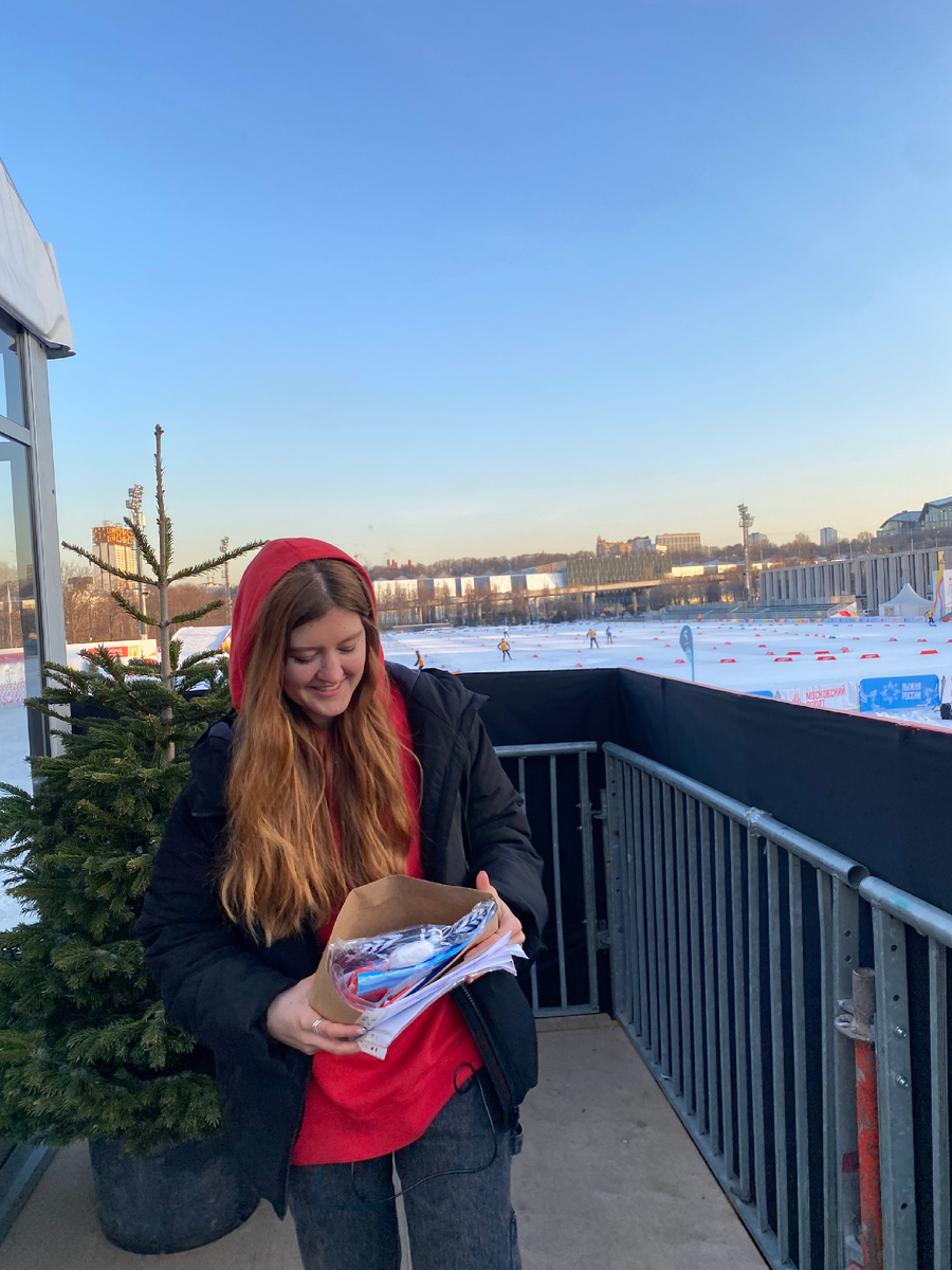 Сзади и есть лыжно- биатлонная трасса в Лужниках.  1 круг - 1 км