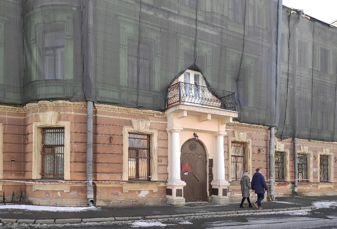 «Вот парадный подъезд» дома 5 по набережной Пряжки./ФОТО АВТОРА