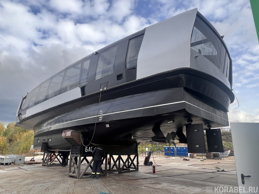 Спуск электросудна на верфи Эмпериум / Фото: Корабел.ру  📷
