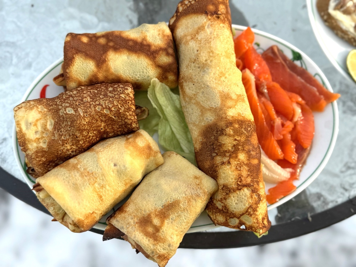 те самые блины с печенью завернуты конвертиком, а в в трубочке салат айсберг и слабосоленная форель