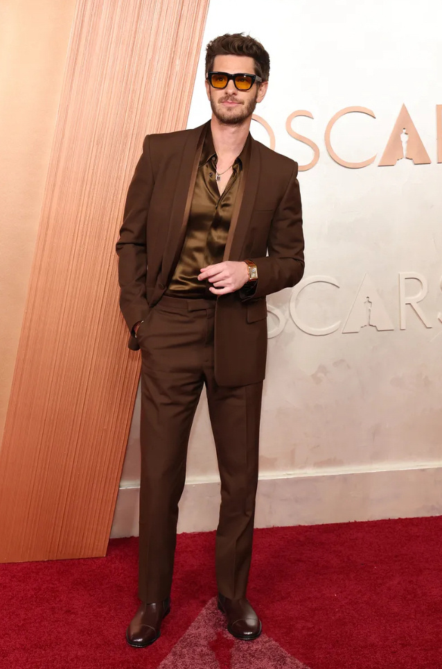 Эндрю Гарфилд в Гуччи и неком David Yurman. 