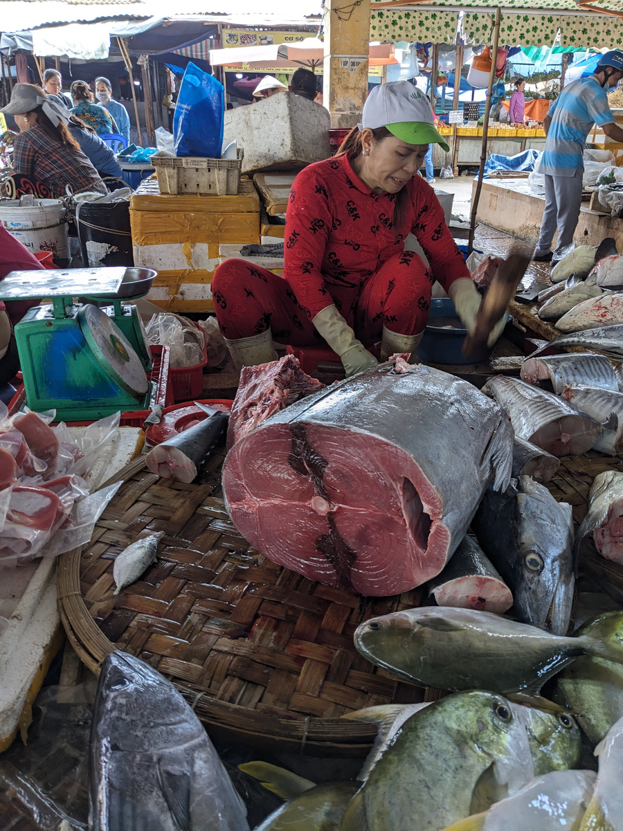 На вьетнамском рынке нет ценников. Лучше знать, как звучат цифры. Фото автора