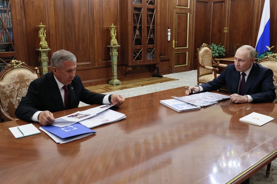    Президент РФ Владимир Путин и глава Татарстана Рустам Минниханов / Источник: © Михаил Метцель/РИА Новости