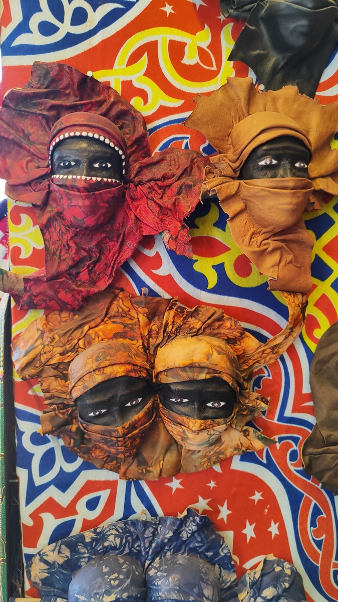 Маски на местном рынке 