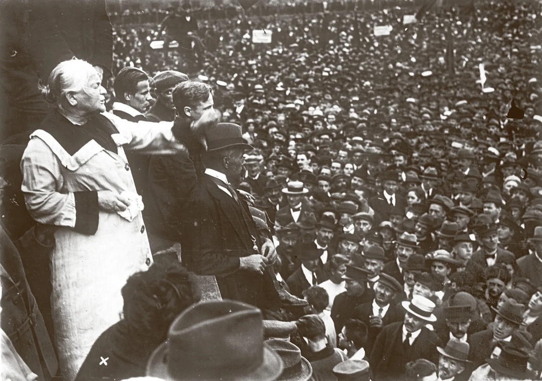 Клара Цеткин объявляет создание международного женского дня.