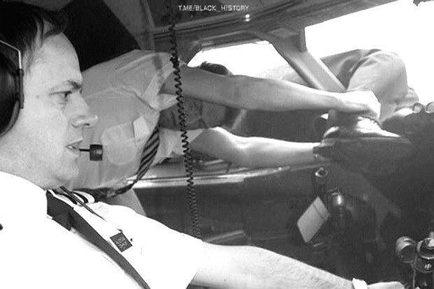 На снимке инцидента видно, как тело капитана оказалось снаружи самолета, а его ноги застряли в штурвале. Это помогло ему не вылететь полностью. 