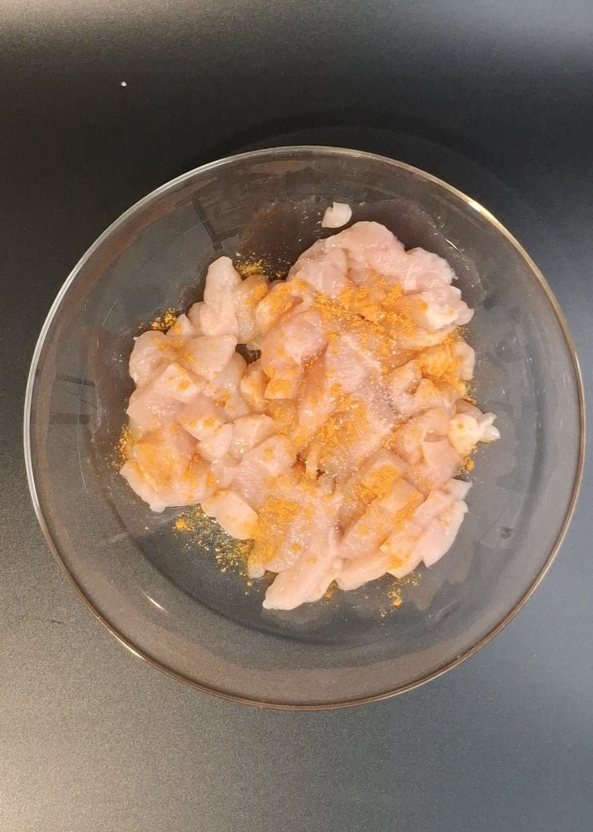 Курицу посолить, добавить куркуму