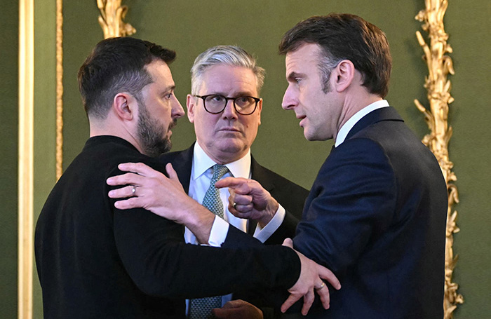    Владимир Зеленский, Кир Стармер и Эммануэль Макрон.JUSTIN TALLIS/Pool via REUTERS