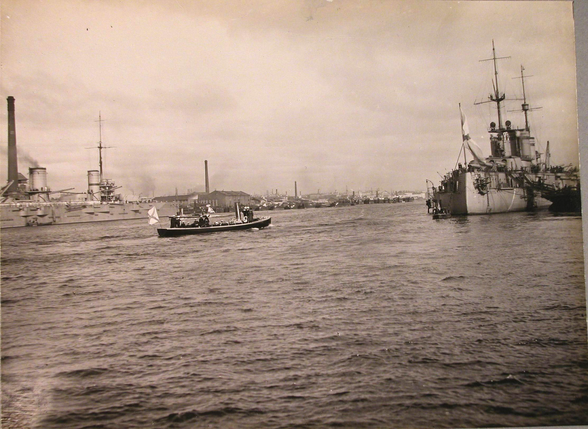 Император Николай I на катере подходит к линкору «Севастополь», рядом «Гангут», 1914 года