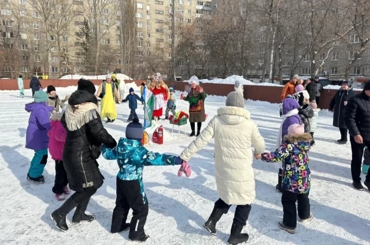    Жильцы дома в Уфе сами организовали Масленицу во дворе