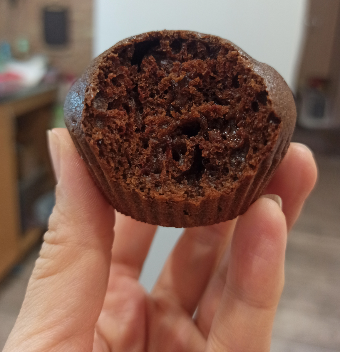 Когда они лежат на следующий день в холодильнике, очень сильно чувствуются застывшие кусочки шоколада. 