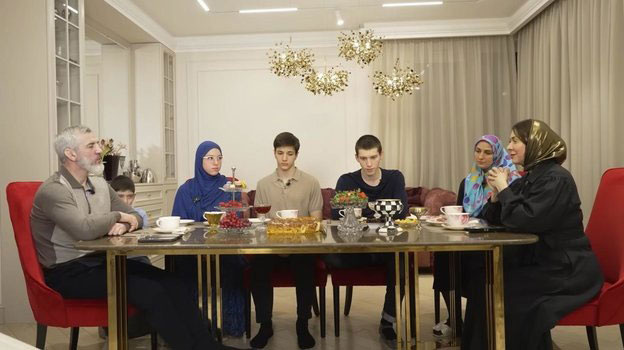 Бувайсар с женой и детьми у себя дома