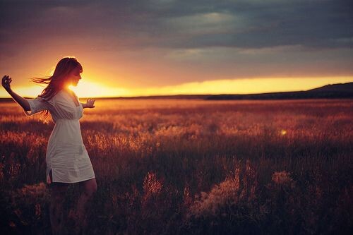 ❝ Сон — это скрытая маленькая дверь, ведущая в самые потаенные и сокровенные уголки души и открывающаяся в космическую ночь. ❞