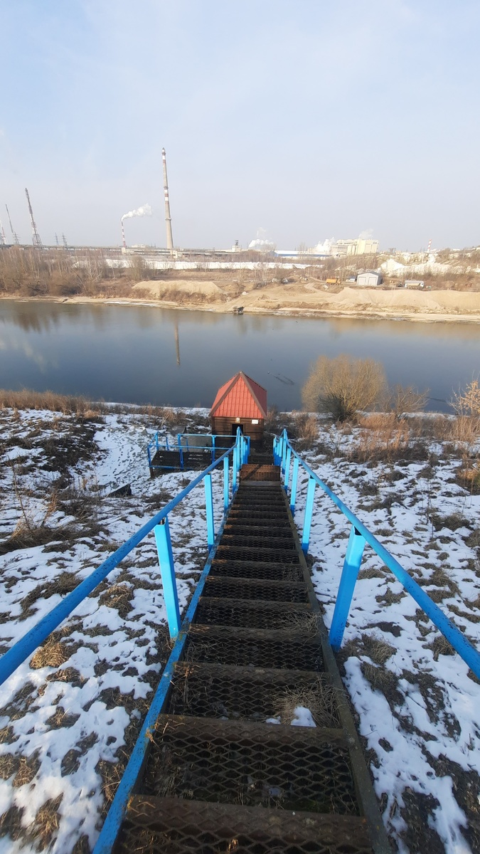 Металлическая лестница ведущая к купели