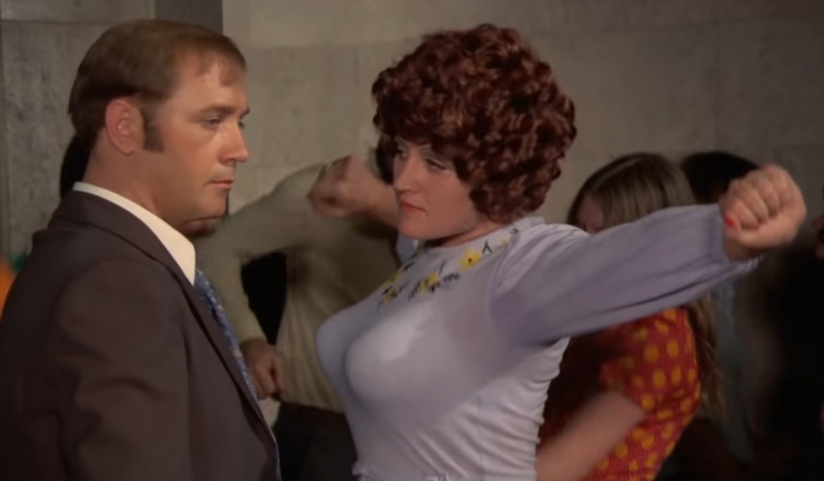 Отсутствующее выражение лица даже при таких впечатлеющих женских формах.