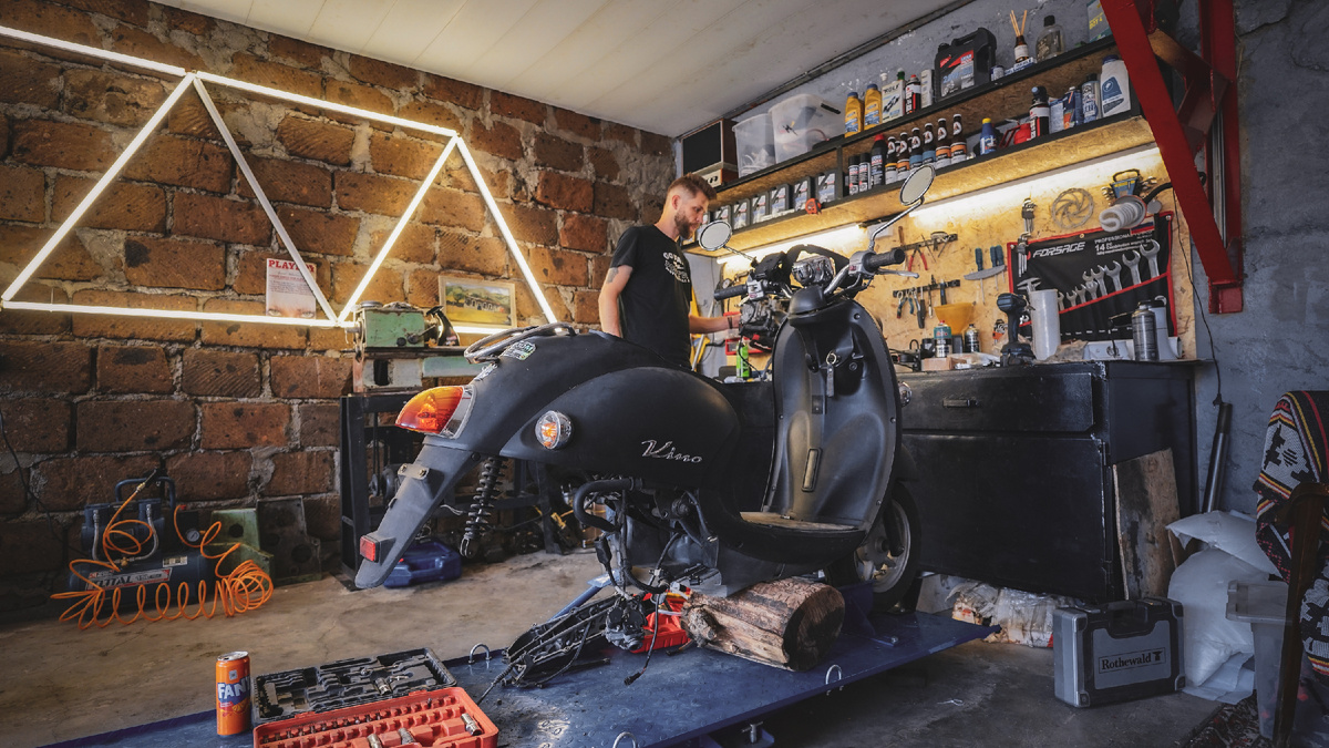 Добрый клиент поставил свою банку фанты на мой подъёмник!