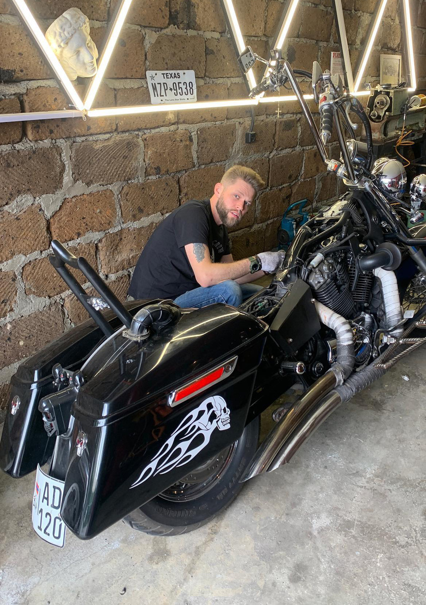 ...и не надо со мной пытаться поговорить за жизнь))). Я занят!