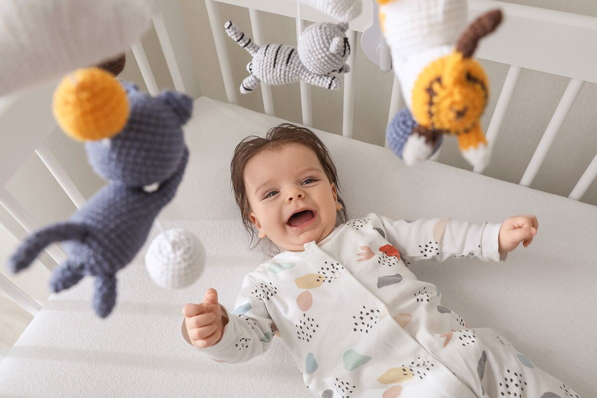 Одни дети могут подолгу смотреть, как над ними кружатся птички, котики или облачка. Но другим это быстро наскучит. Источник: Shutterstock📷
