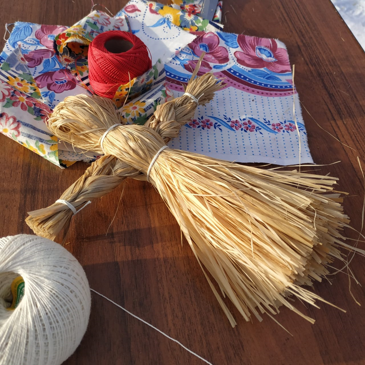 Следите за тем, чтобы все узелки были сзади. 