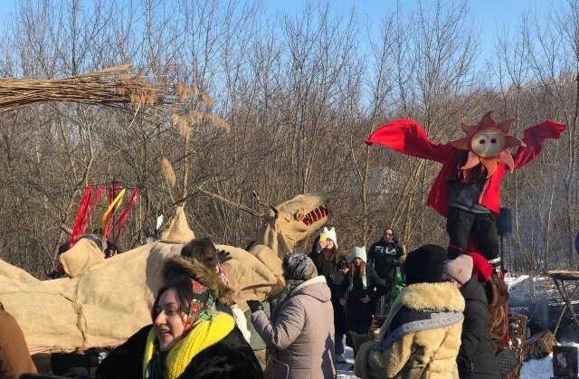    Во время представления дракон гонялся за солнцем по сцене Фото:  АиФ/ Ульяна Ларионова