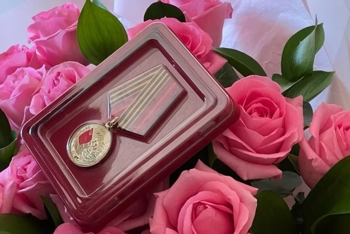    В Екатеринбурге ветераны продолжают получать медали к 80-летию Победы