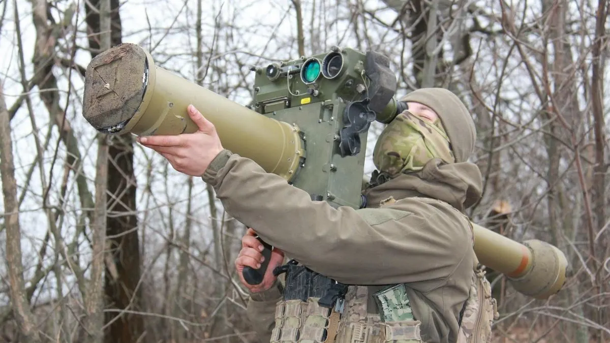 Украинский солдат с ракетой Martlet.VIA ARMYINFORM.
