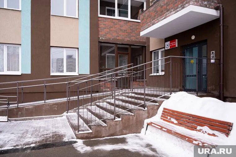 Избитый мальчик выбежал на улицу босиком. Фото: Руслан Яроцкий © URA.RU