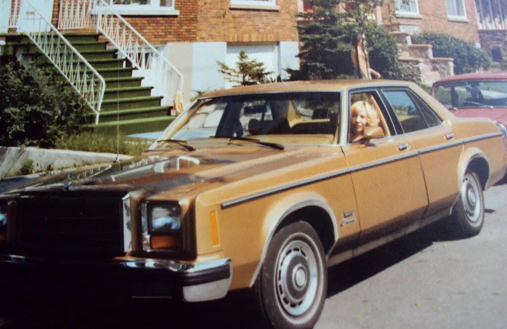 Я в машине канадских друзей около их коттеджа.