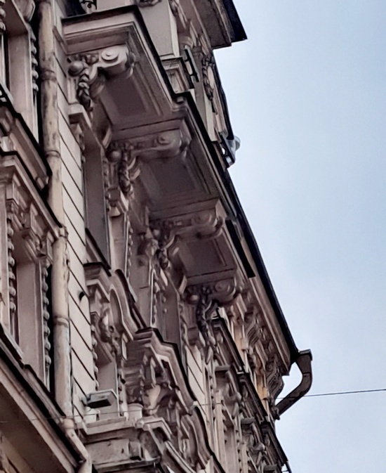 Главный фасад дома по адресу Невский, 65 - на проходе /фото из личного архива, 2025/