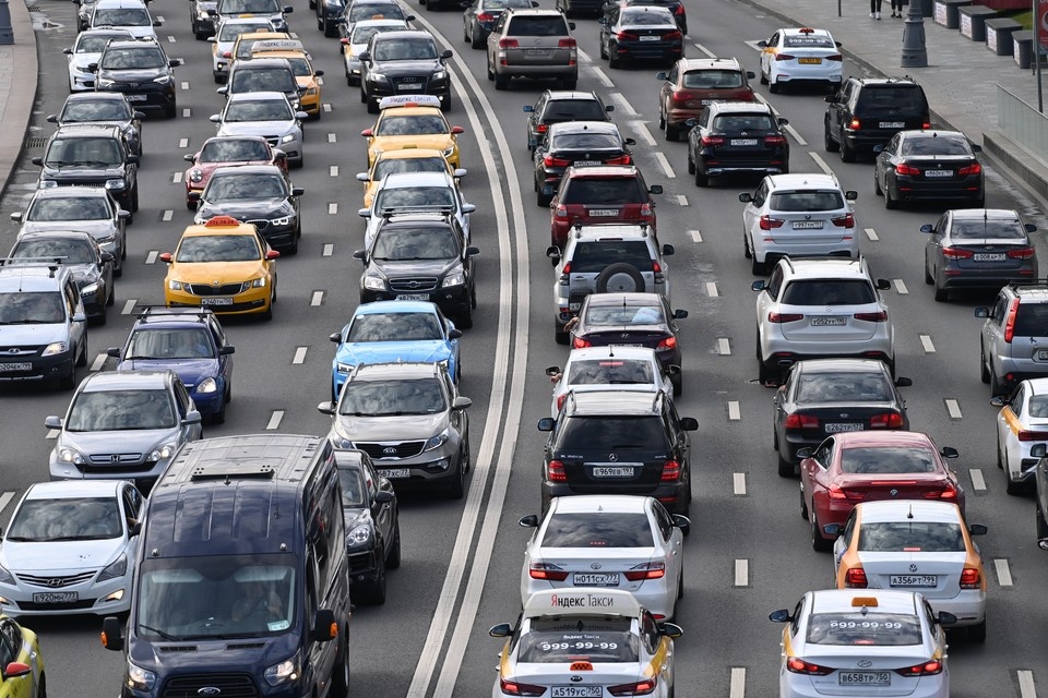    Автомобилей становится все больше, а автомоек и станций шиномонтажа - меньше. Владимир ВЕЛЕНГУРИН