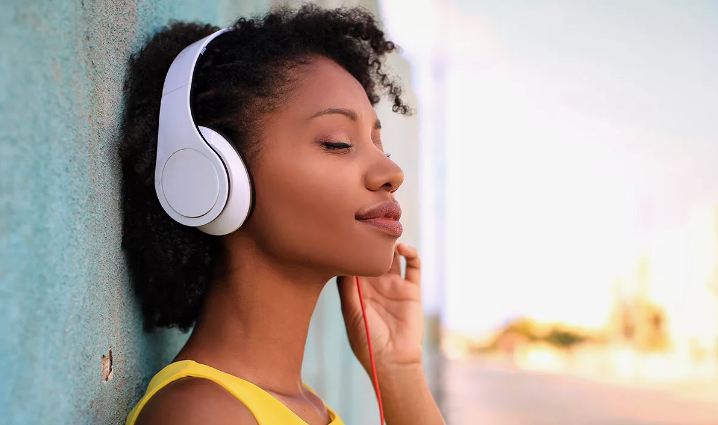 Девушка в наушниках