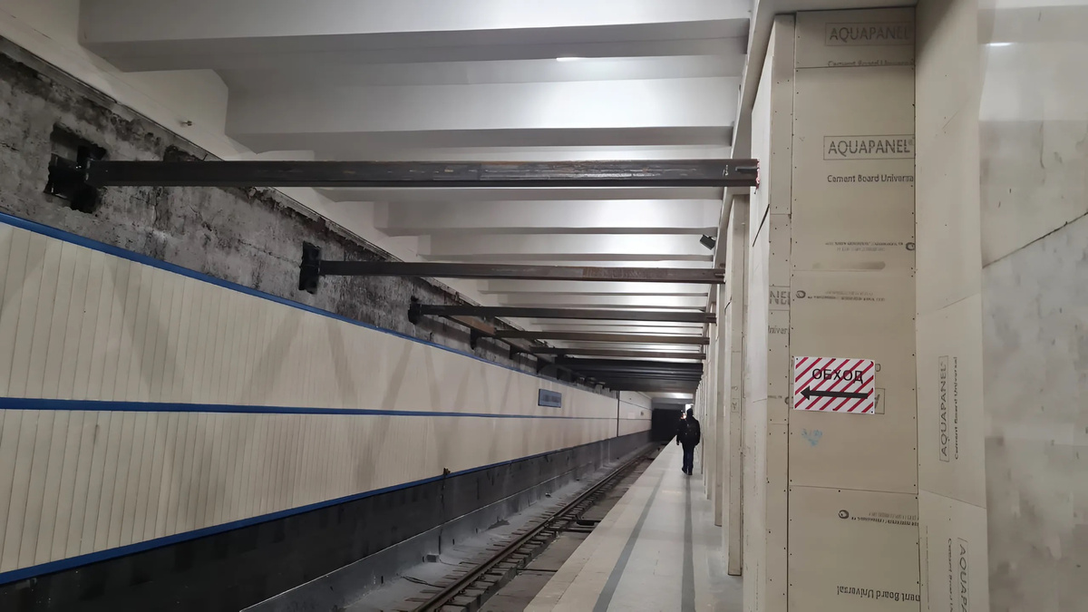 📷 1.1: За выходные в центральной части станции смонтированы распорки, которые возьмут на себя нагрузку на период демонтажа верхнего перекрытия.