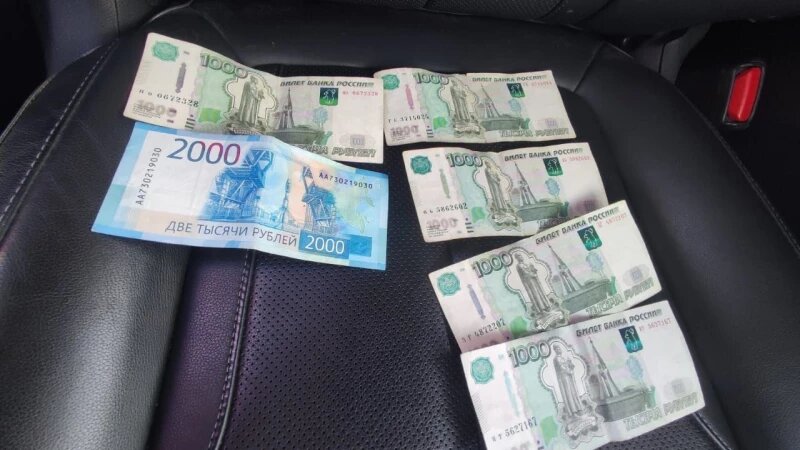     Иностранец пытался подкупить таможенника взяткой. Сибирское таможенное управление